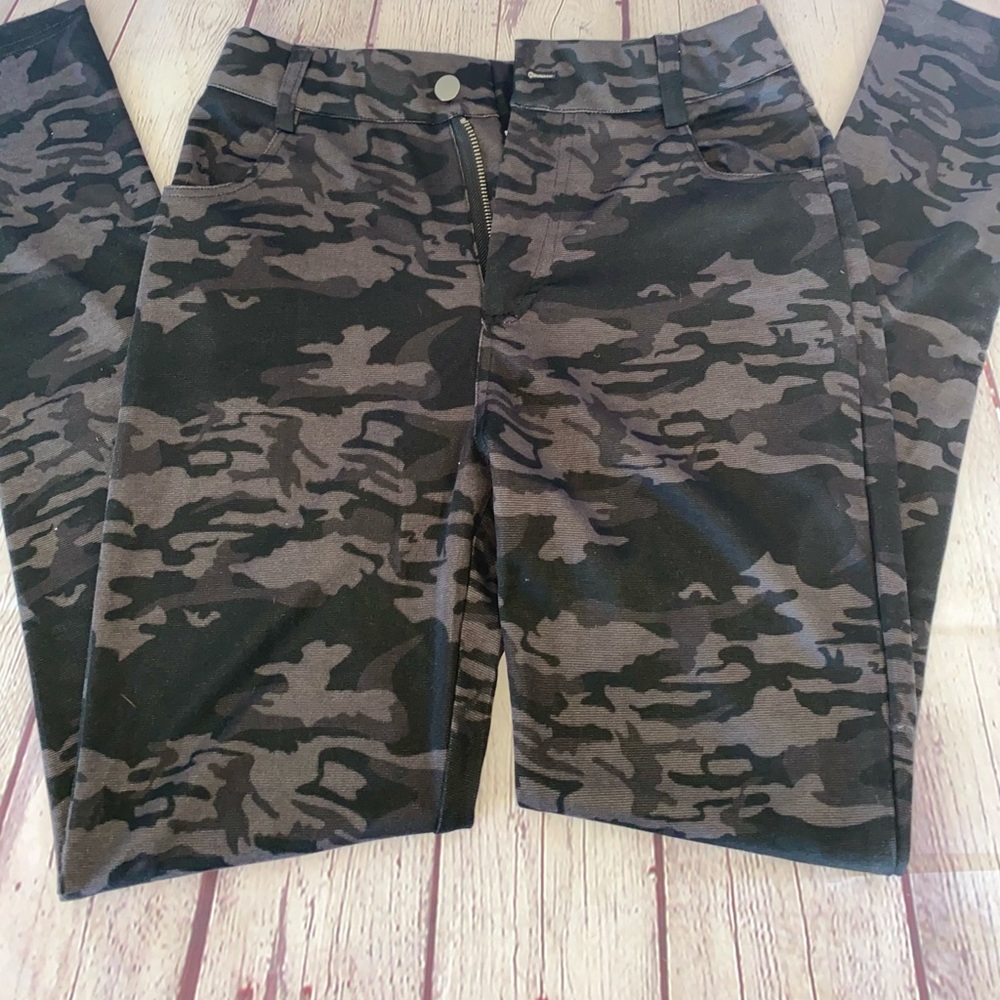Women Amaryllis size M, camo jeggings, blk & grey